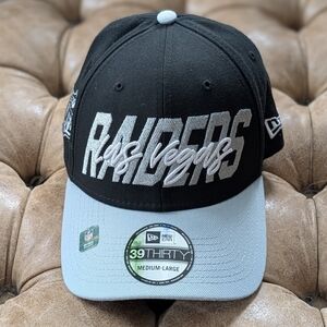 NWT New Era NFL Las Vegas Raiders Fitted Hat 39 Thirty M/L Black Silver New